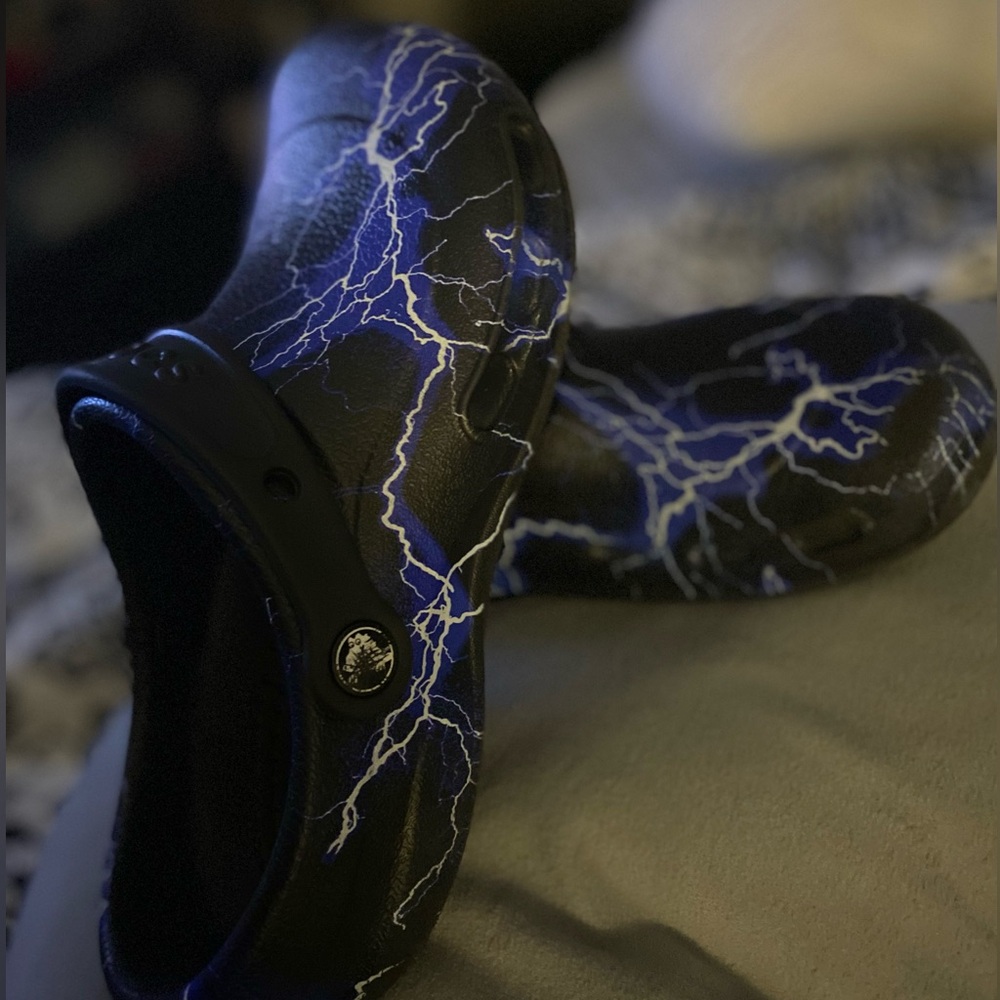 Crocs Black Lightning - Size M6 /W8